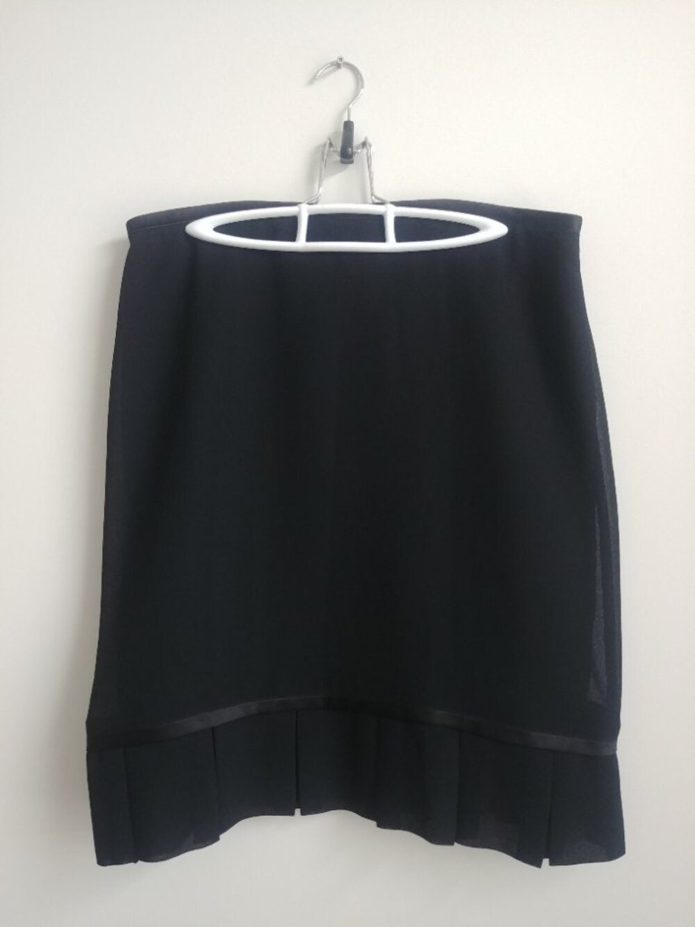 Joseph Ribkoff size 12 made in Canada black skirt with satin ribbon hem pleats